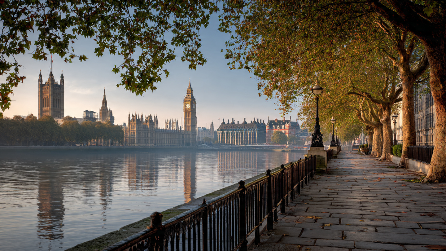 Peaceful Thames riverside walk with Big Ben and the Houses of Parliament, highlighting one day in London things to do, scenic London sightseeing, and relaxed city walking routes.