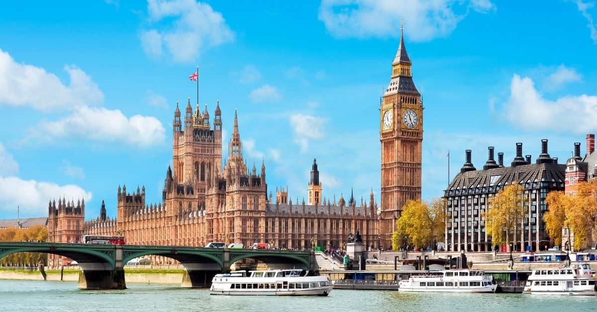 Cultural things to do in London with a scenic view of the Houses of Parliament, Big Ben, and the River Thames showcasing the city’s historic and cultural landmarks