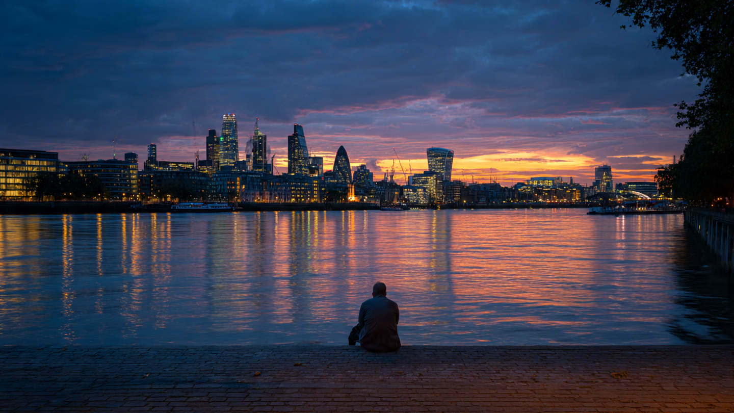 Quiet evening by the River Thames with London skyline at sunset, reflecting one day in London things to do, peaceful riverside moments, and meaningful London sightseeing experiences.